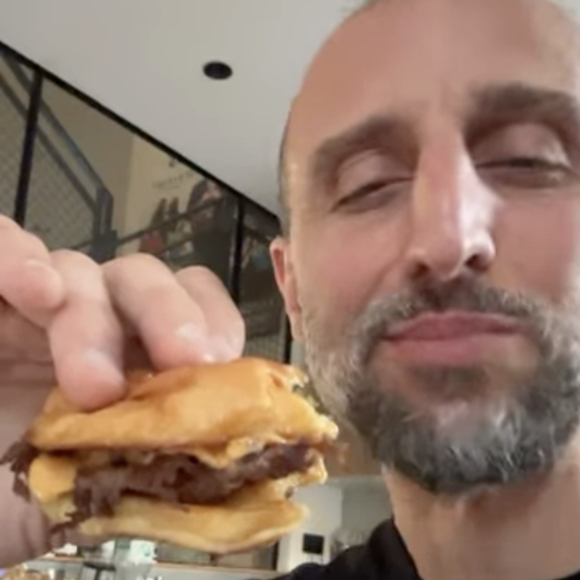 Après la compétition, il s’est offert un petit plaisir : un bon burger ! 

Arié Elmaleh participe au championnat national organisé par la Confédération Française de Jiu-Jitsu Brésilien (CFJJB), au Stade Pierre de Coubertin à Paris - Instagram