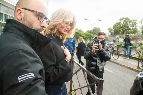 Le chanteur a même fait preuve de galanterie envers sa compagne.

Adriana Karembeu à la sortie de l'enregistrement de l'émission Vivement dimanche aux Studios Rive Gauche à Paris, diffusée le 11 mai 2025 sur France 3, le 5 mai 2025. © Christophe Clovis/Bestimage