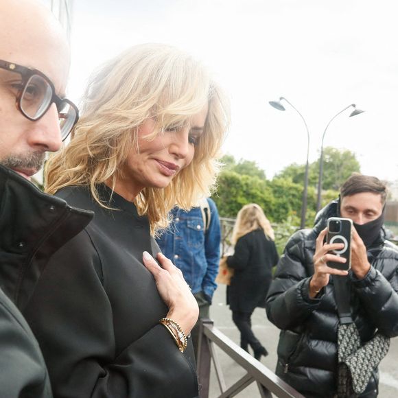Le chanteur a même fait preuve de galanterie envers sa compagne.

Adriana Karembeu à la sortie de l'enregistrement de l'émission Vivement dimanche aux Studios Rive Gauche à Paris, diffusée le 11 mai 2025 sur France 3, le 5 mai 2025. © Christophe Clovis/Bestimage