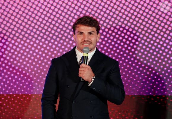 Entre rugby et gastronomie, Antoine Dupont prouve qu’il excelle sur tous les terrains… et dans tous les domaines.

Antoine Dupont lors de la cérémonie d'ouverture du Qatar Prix de l'Arc de Triomphe au Pré Catelan le 2 octobre 2025.

© Anne-Sophie Guebey / Bestimage