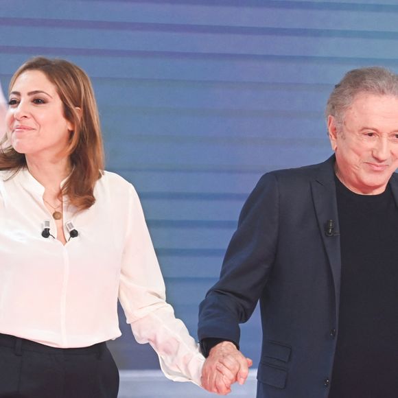 Exclusif - Léa Salamé et Michel Drucker lors de l'enregistrement de l'émission Vivement dimanche au studio Rive gauche, présentée par M.Drucker, diffusée sur France 3 le 21 juin 2026, à Paris, France, le 20 mai 2026. © Guillaume Gaffiot/Bestimage