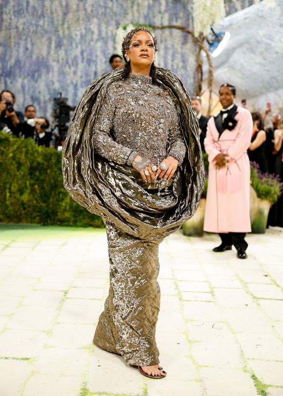 Rihanna célébrant l'ouverture de l'exposition "Costume Art" qui s'est tenue au Metropolitan Museum of Art à New York City. Photo par Backgrid USA / Bestimage