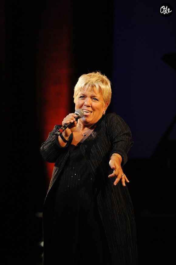 Elle a souffert d'une bronchite carabinée.

Mimie Mathy lors du 18e gala annuel de collecte de fonds "Faire Face" contre le sida chez les enfants, qui s'est tenu à l'Opéra d'Avignon, en France, le 15 octobre 2011. Photo de Nicolas Briquet/ABACAPRESS.COM
