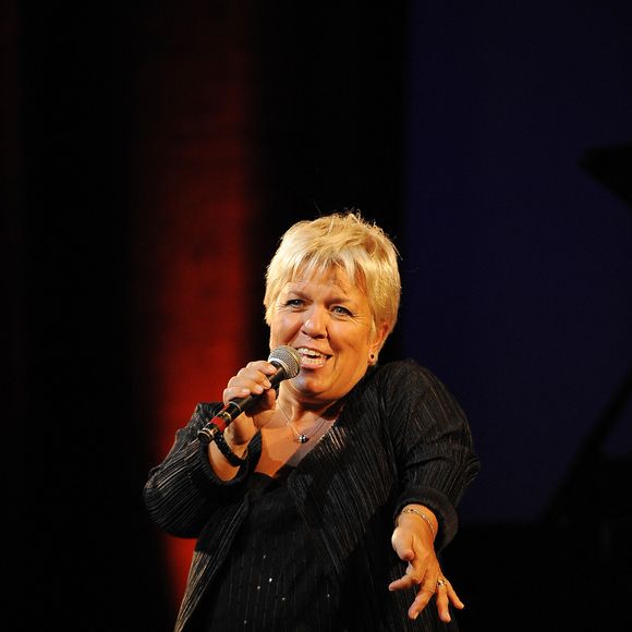 Elle a souffert d'une bronchite carabinée.

Mimie Mathy lors du 18e gala annuel de collecte de fonds "Faire Face" contre le sida chez les enfants, qui s'est tenu à l'Opéra d'Avignon, en France, le 15 octobre 2011. Photo de Nicolas Briquet/ABACAPRESS.COM
