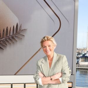 Pour celle que les français ont l'impression de bien connaître, en voyant son visage presque tous les jours sur France Télévisions, sa famille reste peu mise en lumière... 

Anne-Élisabeth Lemoine sur le plateau de l'émission "C à vous" lors du 79ème Festival International du Film de Cannes le 14 mai 2026. Crédit Jack Tribeca / Bestimage