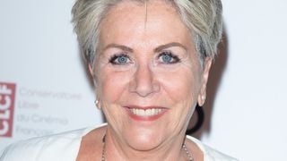 Françoise Laborde ouvre les portes de son duplex parisien "aux murs tapissés d’œuvres d’art" pour une réunion familiale en hommage à sa sœur Catherine