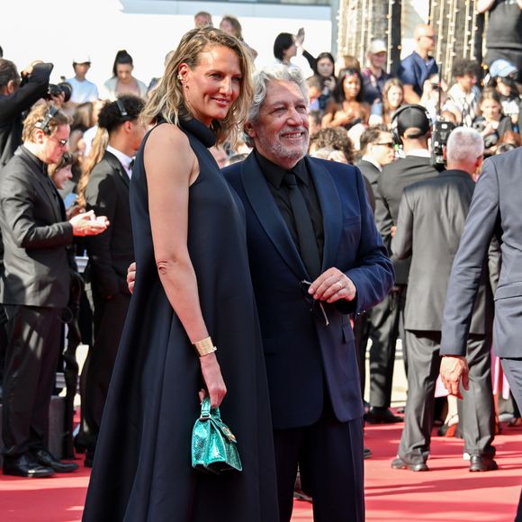 Tiara Comte et son mari Alain Chabat - Montée des marches du film " L'amour ouf " lors du 77ème Festival International du Film de Cannes, au Palais des Festivals à Cannes. Le 23 mai 2024
© Bruno Bebert / Bestimage