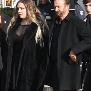 Michel Ferracci et ses fils Enzo et Mael quittant les funérailles de l'actrice belge Emilie Dequenne au crématorium du cimetière du Père Lachaise à Paris, France, le 26 mars 2025. Emilie Dequenne, qui avait remporté le prix de la meilleure actrice au Festival de Cannes en 1999 pour son premier rôle dans le film Rosetta des Dardenne, est décédée à l'âge de 43 ans d'un cancer rare des glandes surrénales. Photo par Jerome Domine/ABACAPRESS.COM