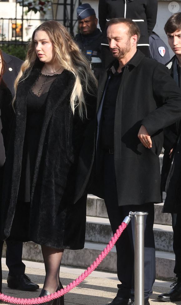 Michel Ferracci et ses fils Enzo et Mael quittant les funérailles de l'actrice belge Emilie Dequenne au crématorium du cimetière du Père Lachaise à Paris, France, le 26 mars 2025. Emilie Dequenne, qui avait remporté le prix de la meilleure actrice au Festival de Cannes en 1999 pour son premier rôle dans le film Rosetta des Dardenne, est décédée à l'âge de 43 ans d'un cancer rare des glandes surrénales. Photo par Jerome Domine/ABACAPRESS.COM