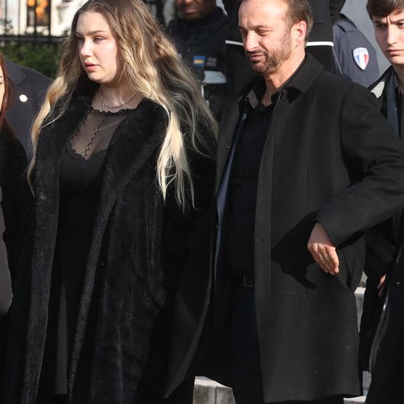 Michel Ferracci et ses fils Enzo et Mael quittant les funérailles de l'actrice belge Emilie Dequenne au crématorium du cimetière du Père Lachaise à Paris, France, le 26 mars 2025. Emilie Dequenne, qui avait remporté le prix de la meilleure actrice au Festival de Cannes en 1999 pour son premier rôle dans le film Rosetta des Dardenne, est décédée à l'âge de 43 ans d'un cancer rare des glandes surrénales. Photo par Jerome Domine/ABACAPRESS.COM