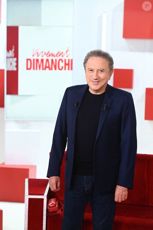 Exclusif - Michel Drucker sur le plateau de l'émission "Vivement dimanche", diffusée sur France 3 le 7 septembre 2025. Paris, le 2 septembre 2025. 
© Guillaume Gaffiot / Bestimage
