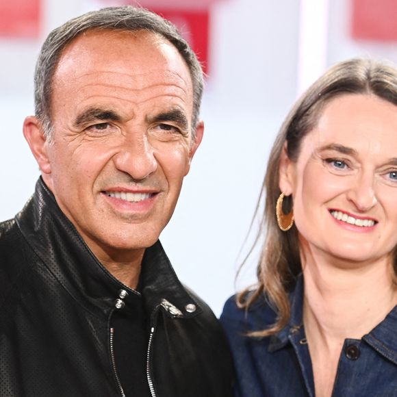 Nikos Aliagas et Aurélie Clemente-Ruiz (directrice du Musée de l'Homme) lors de l'enregistrement de l'émission « Vivement dimanche » au studio Rive Gauche, présentée par M. Drucker, diffusée sur France 3 le 21 juin 2026, à Paris, France, le 20 mai 2026. © Guillaume Gaffiot/Bestimage