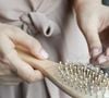 Un dépoussiérage hebdomadaire combiné à un lavage mensuel permet de purifier la brosse.