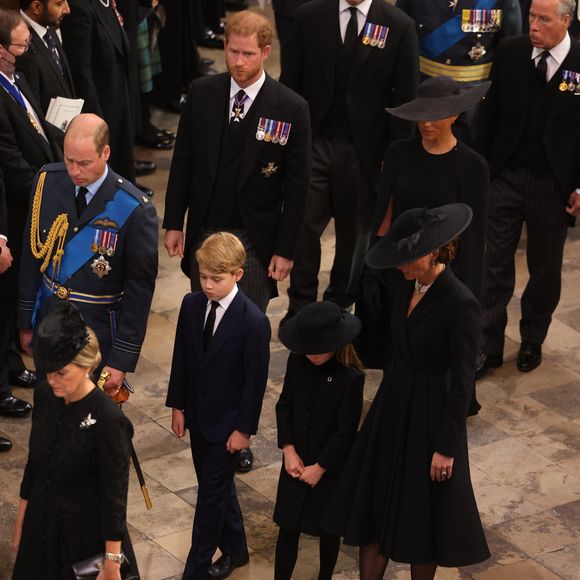 La comtesse Sophie de Wessex, Le prince William, prince de Galles, Le prince George de Galles, La princesse Charlotte de Galles,, Catherine (Kate) Middleton, princesse de Galles, Le prince Harry, duc de Sussex, Meghan Markle, duchesse de Sussex - Service funéraire à l'Abbaye de Westminster pour les funérailles d'Etat de la reine Elizabeth II d'Angleterre, à Londres, Royaume Uni, le 19 septembre 2022 © Ian Vogler/Mirroppix/Bestimage