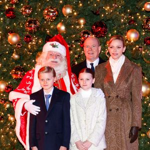 Les jumeaux Jacques et Gabriella fêtent leurs 11 ans et le Palais princier a dévoilé de nouveaux portraits pour l'occasion. 

Le prince Albert II de Monaco, la princesse Charlene et leurs enfants la princesse Gabriella et le prince héréditaire Jacques lancent les illuminations de Noël en Principauté, depuis la place du Casino à Monaco. © Claudia Albuquerque/Bestimage