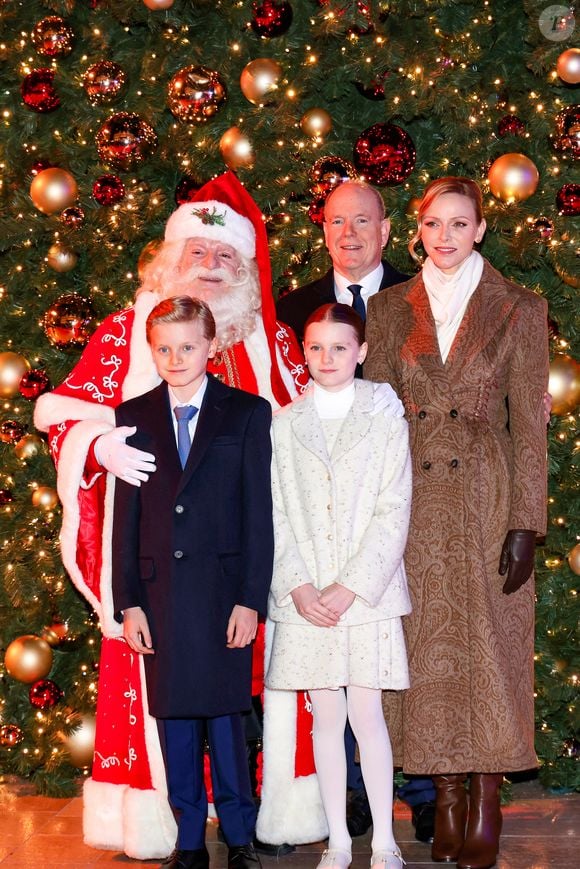 Les jumeaux Jacques et Gabriella fêtent leurs 11 ans et le Palais princier a dévoilé de nouveaux portraits pour l'occasion. 

Le prince Albert II de Monaco, la princesse Charlene et leurs enfants la princesse Gabriella et le prince héréditaire Jacques lancent les illuminations de Noël en Principauté, depuis la place du Casino à Monaco. © Claudia Albuquerque/Bestimage