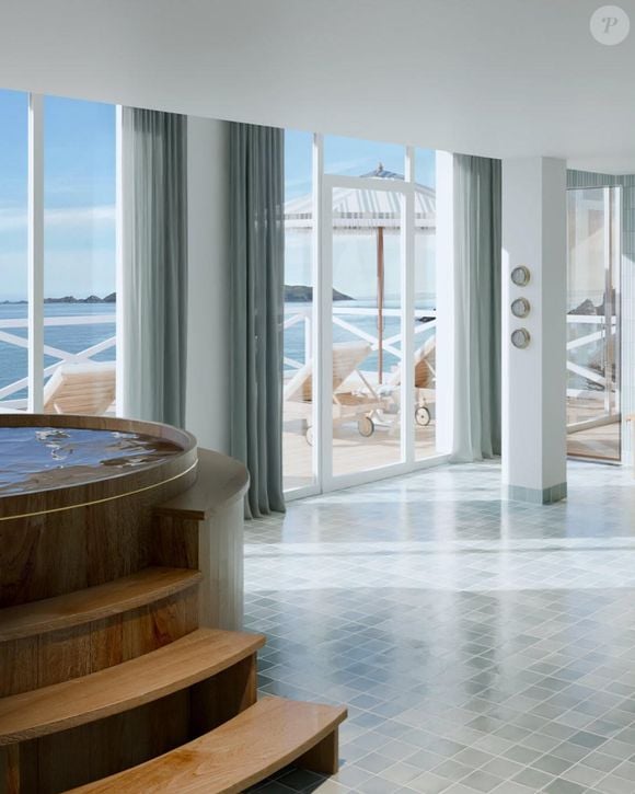 Mais également un spa haut de gamme signé Alaena, ainsi que de nombreuses activités sportives comme le paddle, la voile ou le kayak...


Hôtel Les Bassans où séjourne Apolline de Malherbe pour les vacances.