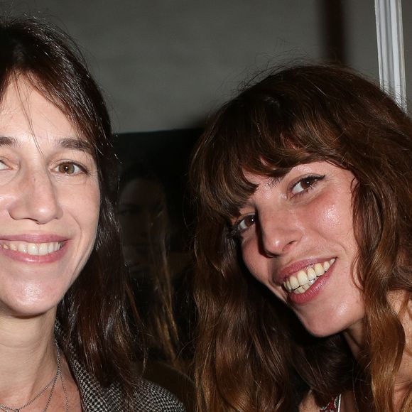 Lou Doillon, fille de Jane Birkin, et soeur de Charlotte Gainsbourg a une autre explication. 

Lou Doillon et Charlotte Gainsbourg - Paris le , 25 09 2013 - Inauguration de la galerie cinema de Anne Dominique Toussaint et vernissage de l'exposition " Point of View " de Kate Barry. © VEEREN / BESTIMAGE