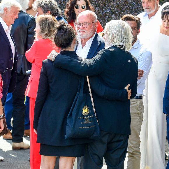 "Son arrivée dans ma vie a tout changé. Je suis fou amoureux", a-t-il confié avant de revenir plus en détails sur leur rencontre.

Le chanteur Renaud (Renaud Séchan) et sa compagne Cerise (de son vrai prénom Christine) - Mariage d'Hugues Aufray et de Murielle Mégevand à la mairie de Marly-Le Roy, France, le 2 septembre 2023. Agence / Bestimage