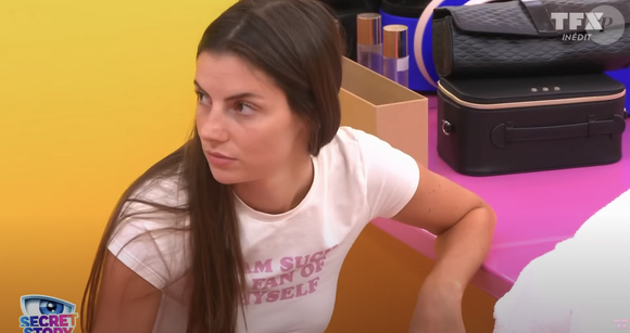 Durant l'aventure, Adrien est tombé sous le charme de Pimprenelle.

Pimprenelle dans la Maison des Secrets (Capture d'écran de "Secret Story" sur TFX).