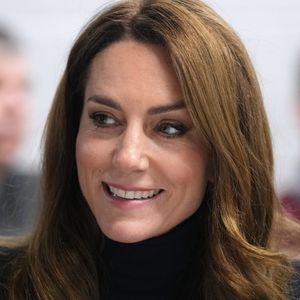Le prince William, prince de Galles, et Catherine (Kate) Middleton, princesse de Galles, rencontrent des joueurs blessés, en marge du match du tournoi des Six Nations entre le Pays de Galles et l'Angleterre à Cardiff, le 15 mars 2025. (Julien Burton / Bestimage).