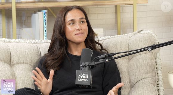 La duchesse a saupoudré son plat de ses célèbres “flower sprinkles”, ses paillettes de fleurs comestibles.

Meghan Markle est apparue dans sa toute première interview podcast, le 1er mai 2025 @JLPPA / Bestimage