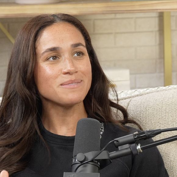 La duchesse a saupoudré son plat de ses célèbres “flower sprinkles”, ses paillettes de fleurs comestibles.

Meghan Markle est apparue dans sa toute première interview podcast, le 1er mai 2025 @JLPPA / Bestimage