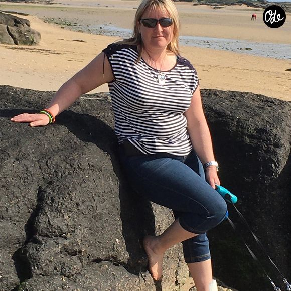 Julie de "L'amour est dans le pré" à la plage, mars 2021