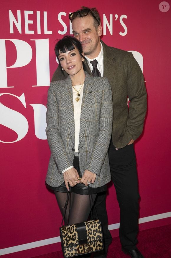 Ils se sont mariés à Las Vegas en 2020.

Lily Allen et David Harbour à la première de la pièce de théâtre "Plaza Suite", la comédie musicale de Neil Simon, au Hudson Theatre à New York, le 28 mars 2022.  
©Action Press / Bestimage