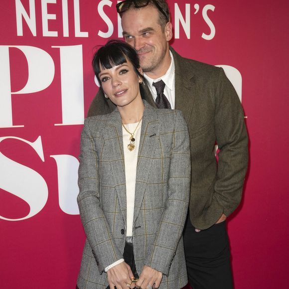 Ils se sont mariés à Las Vegas en 2020.

Lily Allen et David Harbour à la première de la pièce de théâtre "Plaza Suite", la comédie musicale de Neil Simon, au Hudson Theatre à New York, le 28 mars 2022.  
©Action Press / Bestimage