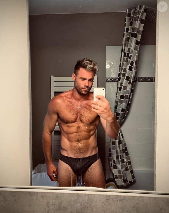Bien plus musclé, les traits plus durs et barbu.

Arno Diem, ancien candidat de la "Star Academy".
