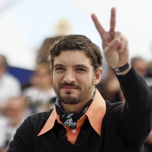 Très attaché à ses racines nord-américaines, il a rappelé qu'il possède les papiers canadiens, tout comme son jeune fils Hiro, né en 2023.

Niels Schneider au photocall du film "La Bataille De Gaulle : L'Âge De Fer" (De Gaulle : Tilting Iron) lors du 79ème Festival International du Film de Cannes, France, le 21 mai 2026. © Jacovides-Moreau/Bestimage