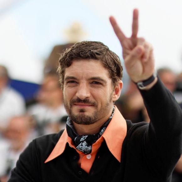 Très attaché à ses racines nord-américaines, il a rappelé qu'il possède les papiers canadiens, tout comme son jeune fils Hiro, né en 2023.

Niels Schneider au photocall du film "La Bataille De Gaulle : L'Âge De Fer" (De Gaulle : Tilting Iron) lors du 79ème Festival International du Film de Cannes, France, le 21 mai 2026. © Jacovides-Moreau/Bestimage