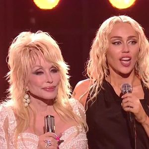 Dolly Parton et Miley Cyrus lors du spectacle du Nouvel An à Los Angeles, Californie, Etats-Unis, le 1er janvier 2023.
©Backgrid UK / Bestimage