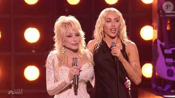 Dolly Parton et Miley Cyrus lors du spectacle du Nouvel An à Los Angeles, Californie, Etats-Unis, le 1er janvier 2023.
©Backgrid UK / Bestimage