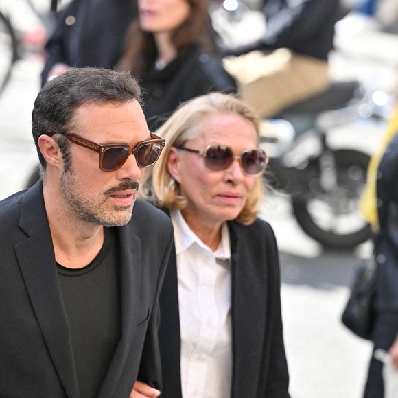 Nicolas Bedos à la cérémonie d'enterrement de l'actrice italo-française Claudia Cardinale à l'église Saint-Roch à Paris, France, le 30 septembre 2025. Claudia Cardinale, décédée le 23 septembre à l'âge de 87 ans, a eu une carrière longue de six décennies, et a été dirigée par de grands noms tels que Federico Fellini et Luchino Visconti. Photo par Julien Reynaud/APS-Medias/ABACAPRESS.COM