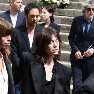 Lou Doillon, Charlotte Gainsbourg, Marlowe (fils de Lou Doillon), Ben Attal, Alice Attal, Roman de Kermadec (fils de Kate Barry) - Sorties des obsèques de Jane Birkin en l'église Saint-Roch à Paris. Le 24 juillet 2023
© Jacovides-KD Niko / Bestimage