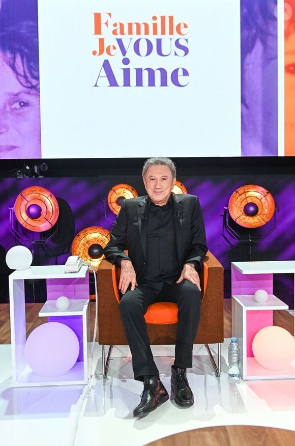 Exclusif - Michel Drucker lors du backstage de l'enregistrement de l'émission "Famille je vous aime" présentée par M. Drucker et qui sera diffusée le 13 juin 2025 sur France 3, aux Studios rive gauche à Paris, France, le 15 avril 2025. © Clovis-Gaffiot/Bestimage
Tout au long de sa carrière, Michel Drucker a interviewé les parents de ses invités pour comprendre leur parcours. Il a tissé des liens avec chacune de leur famille. Voilà comment est née l'idée de " Famille je vous aime ".

Cette émission diffusée en prime time sur France 3, entre la Fête des Mères et la Fête des Pères, a pour thème principal la transmission.

La famille a toujours inspiré les artistes que ce soit en chanson ou en humour. Gad Elmaleh, le parrain de cette première émission sera accompagné de Régine et David, ses parents. Il y aura également Dany Brillant, Anne Roumanoff, Roman Doduick et leur maman, Michèle Bernier, Laurent Voulzy, Gérard Lanvin, Louis Chedid, Michel et Beatrice Leeb et leurs enfants, mais aussi David Hallyday et Olivier de Benoist dont les récents spectacles abordent ce sujet.

Entre émotion et fous rires, nous n'avons pas fini d'aimer ces drôles de Familles !