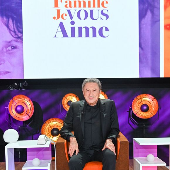 Exclusif - Michel Drucker lors du backstage de l'enregistrement de l'émission "Famille je vous aime" présentée par M. Drucker et qui sera diffusée le 13 juin 2025 sur France 3, aux Studios rive gauche à Paris, France, le 15 avril 2025. © Clovis-Gaffiot/Bestimage
Tout au long de sa carrière, Michel Drucker a interviewé les parents de ses invités pour comprendre leur parcours. Il a tissé des liens avec chacune de leur famille. Voilà comment est née l'idée de " Famille je vous aime ".

Cette émission diffusée en prime time sur France 3, entre la Fête des Mères et la Fête des Pères, a pour thème principal la transmission.

La famille a toujours inspiré les artistes que ce soit en chanson ou en humour. Gad Elmaleh, le parrain de cette première émission sera accompagné de Régine et David, ses parents. Il y aura également Dany Brillant, Anne Roumanoff, Roman Doduick et leur maman, Michèle Bernier, Laurent Voulzy, Gérard Lanvin, Louis Chedid, Michel et Beatrice Leeb et leurs enfants, mais aussi David Hallyday et Olivier de Benoist dont les récents spectacles abordent ce sujet.

Entre émotion et fous rires, nous n'avons pas fini d'aimer ces drôles de Familles !