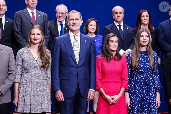 Il y a quelques semaines, le passage de la tempête DANA a fait plus de 200 morts en Espagne...

La princesse Leonor, Le roi Felipe VI et la reine Letizia d’Espagne, L'infante Sofia d'Espagne - La famille royale d'Espagne reçoit les lauréats du prix "The Princess of Asturias Awards" 2024 à Oviedo, le 25 octobre 2024. 
© Lalo Yasky / Bestimage