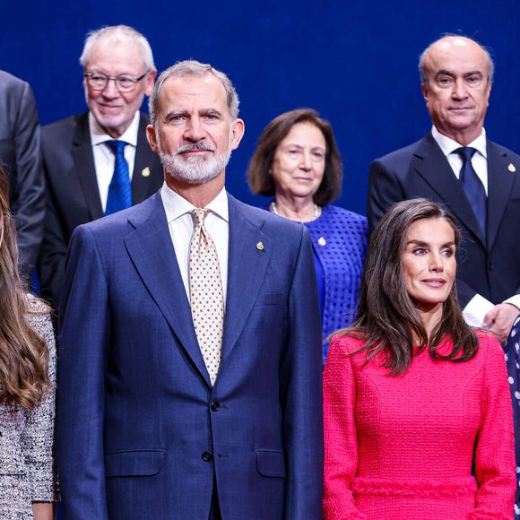 Il y a quelques semaines, le passage de la tempête DANA a fait plus de 200 morts en Espagne...

La princesse Leonor, Le roi Felipe VI et la reine Letizia d’Espagne, L'infante Sofia d'Espagne - La famille royale d'Espagne reçoit les lauréats du prix "The Princess of Asturias Awards" 2024 à Oviedo, le 25 octobre 2024. 
© Lalo Yasky / Bestimage