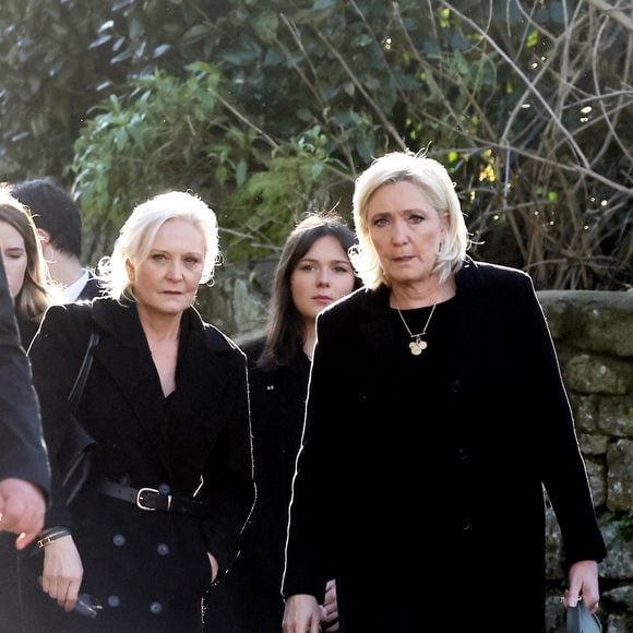 Marine Le Pen, sa soeur Marie-Caroline, Nolwenn Olivier (fille de Marie-Caroline) - Arrivées des membres de la famille Le Pen aux obsèques de Jean-Marie Le Pen en l'église Saint-Joseph à la Trinité-sur-Mer  le 11 juillet 2025. © Dominique Jacovides / Guillaume Collet / Bestimage