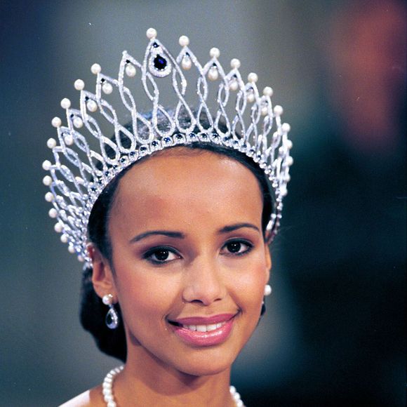 Miss France 2000 Sonia Rolland à l'émission de télévision "Vivement Dimanche" MAX COLIN / BESTIMAGE