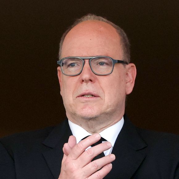 Les autres élèves ont aussi été photographiés en train de mettre un pouce en bas pendant l'exposé, probablement en raison de la diminution de la population d’abeilles et bien sûr non en raison de la prestation des jumeaux.

La princesse Charlene de Monaco et le prince Albert II de Monaco ont assisté, en compagnie de Gareth Wittstock, Tendai Mtawarian, le parrain de cette édition, et Thierry Dantez, le vice président de la fédération de rugby monégasque, à la finale de la 13eme éditon du Tournoi Saint Devote de rugby au Stade Louis II de Monaco © Claudia Albuquerque / Bestimage
