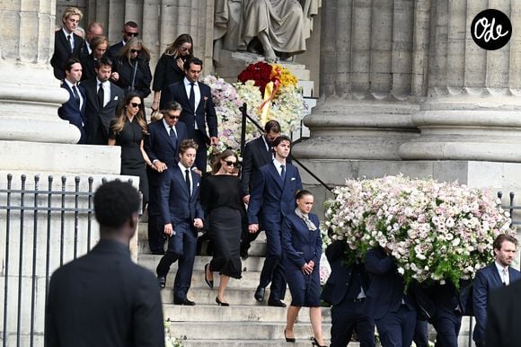 Robert Agostinelli, sa femme Francesca, Héloïse Agostinelli, son frère Carlo Agostinelli, les enfants de la défunte - Sortie des obsèques de Mathilde Favier en l'église Saint-Sulpice à Paris, le 31 août 2026.