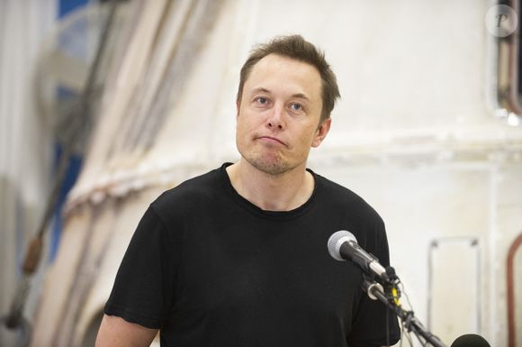 Elon Musk donne une conférence de presse après le retour sur terre du vaisseau Spacecraft en provenance de la station spatial internationale le 13 juin 2012.

© Bob Daemmrich/ZUMA Wire / Bestimage