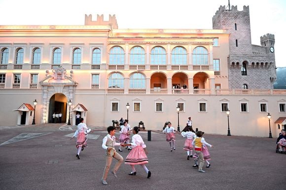 Illustration lors de la célébration de la fête de la Saint Jean sur la Place du Palais princier de Monaco, le 23 juin 2025.

La Saint Jean est à l'origine une fête païenne puis chrétienne. Pour les païens, c'était une fête qui célébrait les moissons. Une fois christianisée, cette fête est devenue celle du solstice d'été et donc la fête de la lumière.

© Bruno Bebert / Bestimage