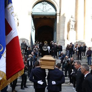 Le cercueil arrive à la cérémonie funéraire de l'actrice italo-française Claudia Cardinale à l'église Saint-Roch à Paris, France, le 30 septembre 2025. Claudia Cardinale, décédée le 23 septembre à l'âge de 87 ans, a eu une carrière longue de six décennies et a été dirigée par de grands acteurs tels que Federico Fellini et Luchino Visconti. Photo par Raphael Lafargue/ABACAPRESS.COM