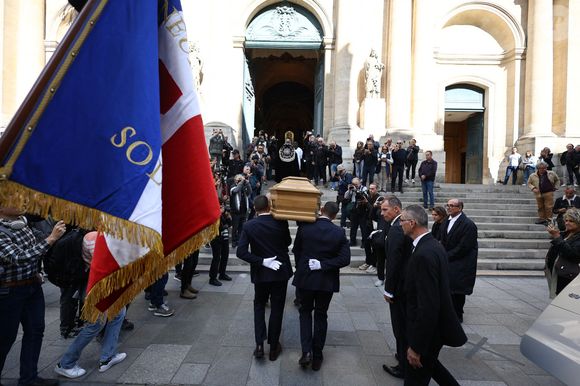 Le cercueil arrive à la cérémonie funéraire de l'actrice italo-française Claudia Cardinale à l'église Saint-Roch à Paris, France, le 30 septembre 2025. Claudia Cardinale, décédée le 23 septembre à l'âge de 87 ans, a eu une carrière longue de six décennies et a été dirigée par de grands acteurs tels que Federico Fellini et Luchino Visconti. Photo par Raphael Lafargue/ABACAPRESS.COM