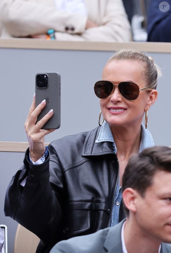 Laeticia Hallyday dans les tribunes lors des Internationaux de France de Tennis de Roland Garros 2025. Paris, le 26 mai 2025. © Jacovides-Moreau/Bestimage